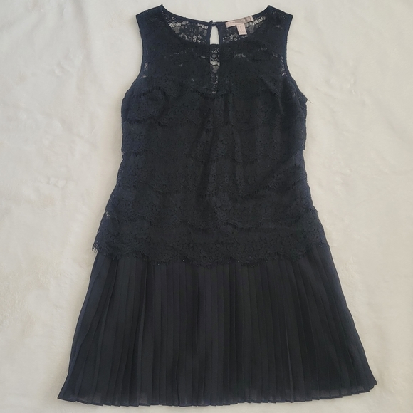 Flapper-inspired black dresss - Picture 3 of 4
